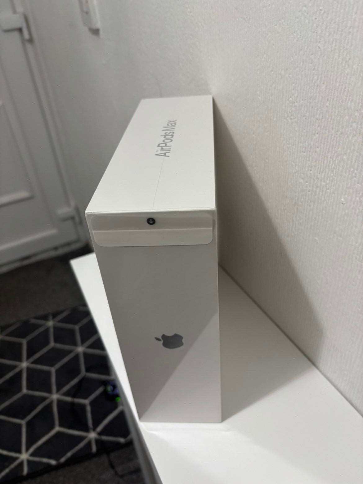 Apple AirPod maxes out