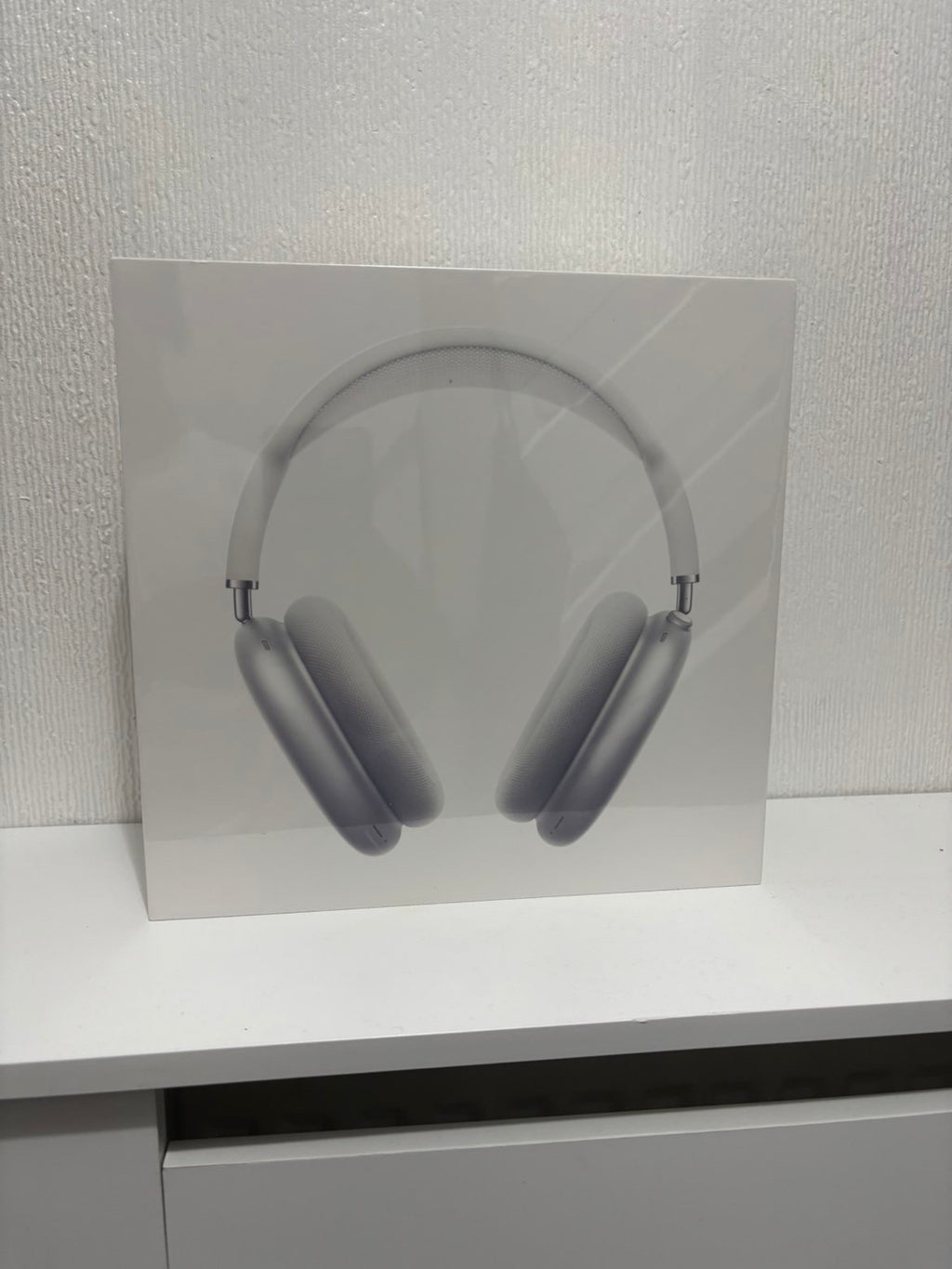 Apple AirPod maxes out