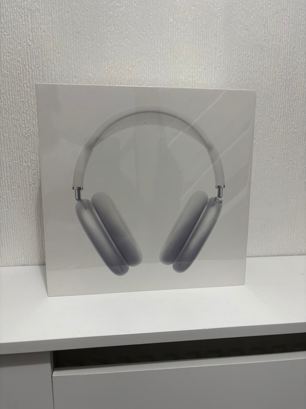 Apple AirPod maxes out