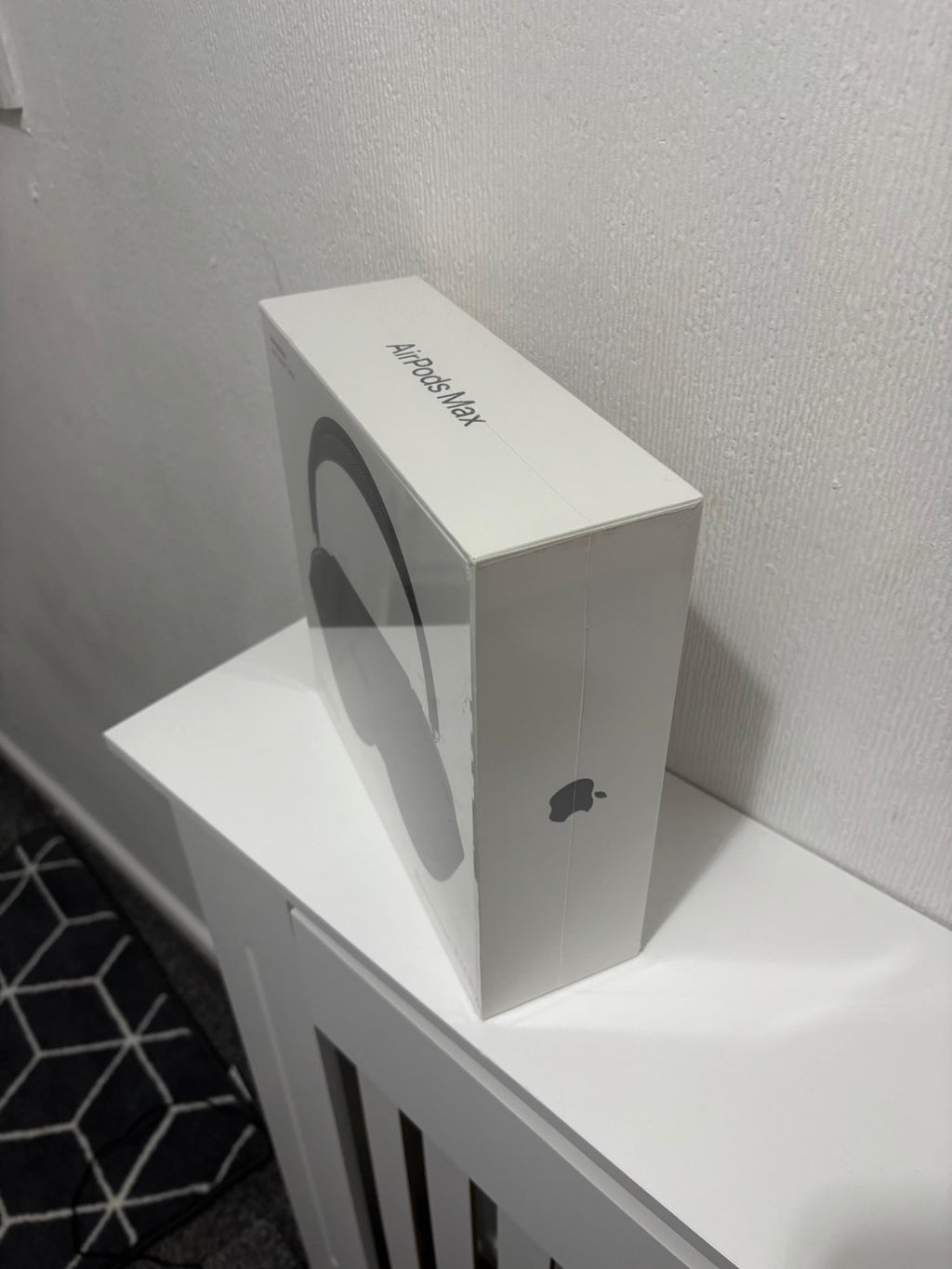 Apple AirPod maxes out